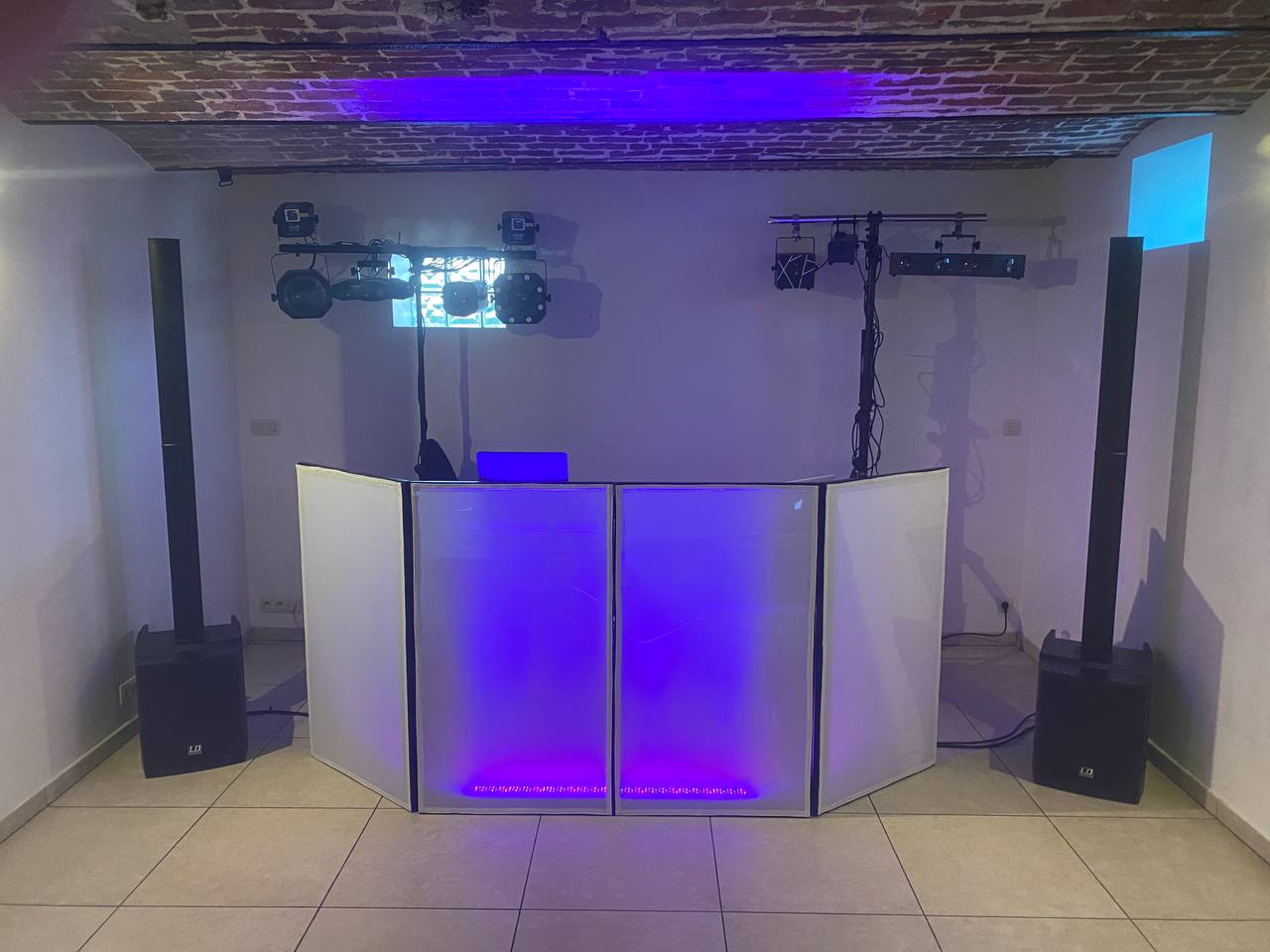Cabine DJ — ambiance bleue — DJ59