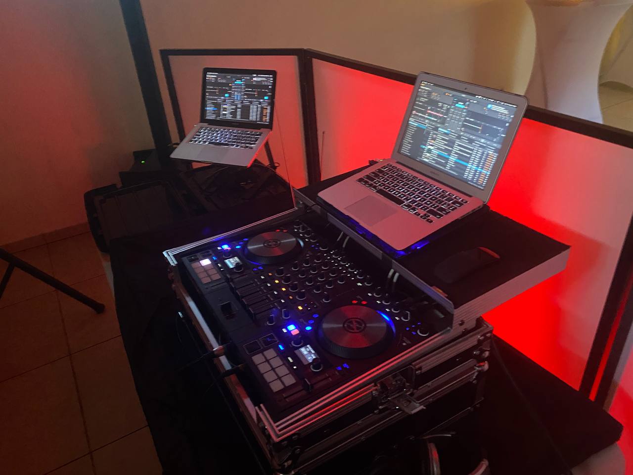 Setup DJ — ambiance rouge — DJ59